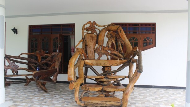 Exterior detail - New Lion Palace (Weligama)