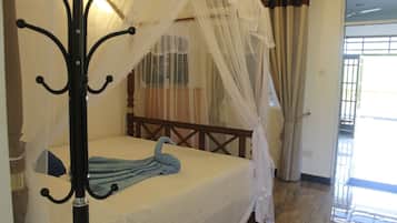 Luxury Double Room, Jetted Tub | Desk, soundproofing, iron/ironing board, cribs/infant beds