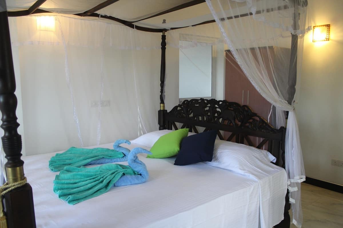 Luxury Double Room, Jetted Tub | Desk, soundproofing, iron/ironing board (on request), cribs (surcharge)