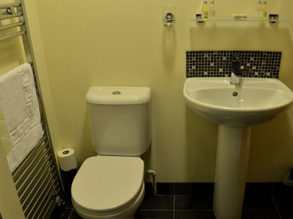double room, ensuite (strictly no pets) | bathroom
