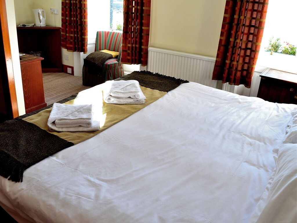 double room, ensuite, sea view (strictly no pets)