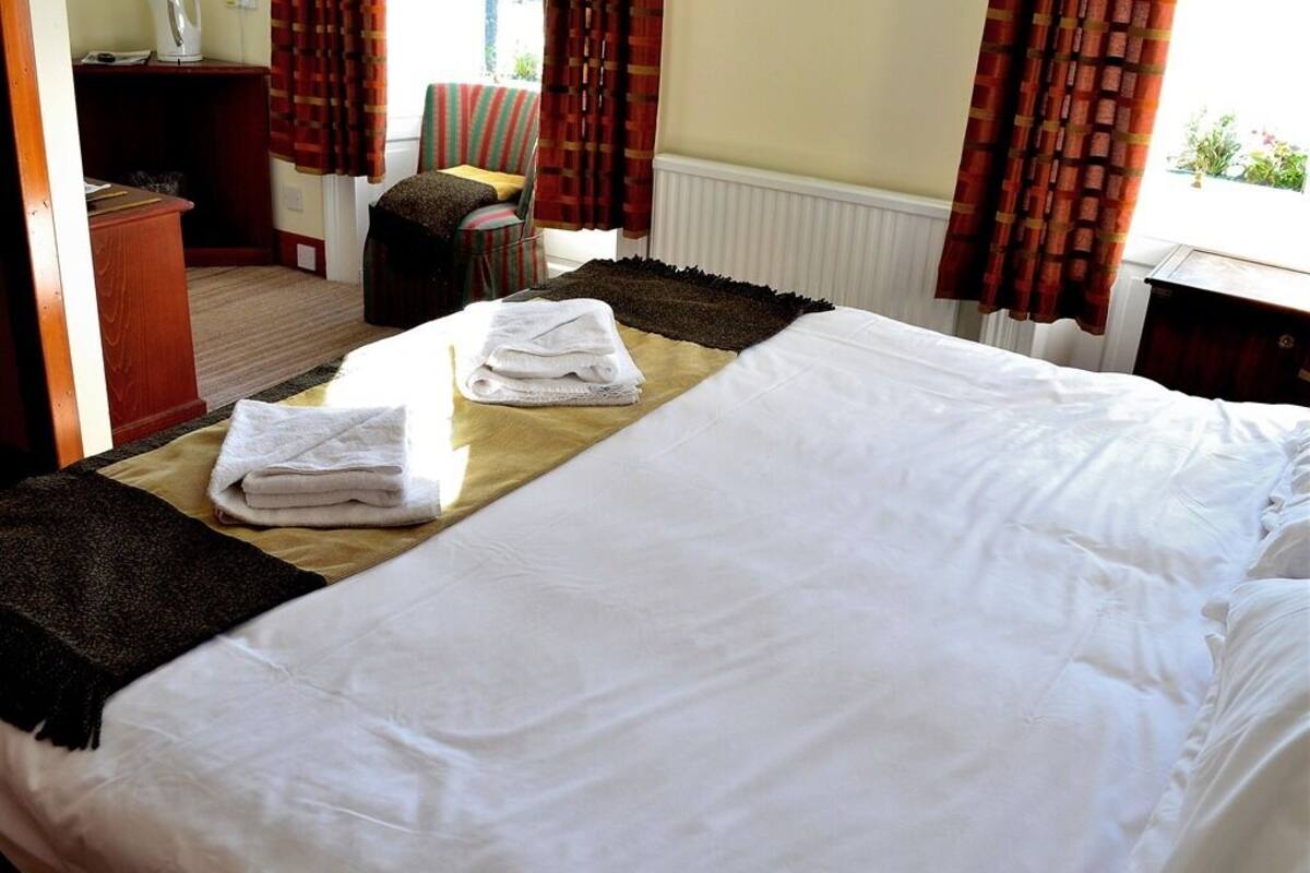 double room, ensuite, sea view (strictly no pets)