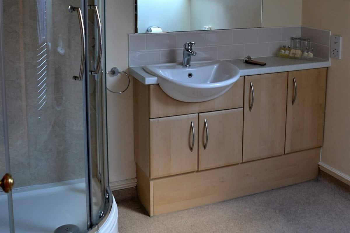suite, ensuite (strictly no pets) | bathroom