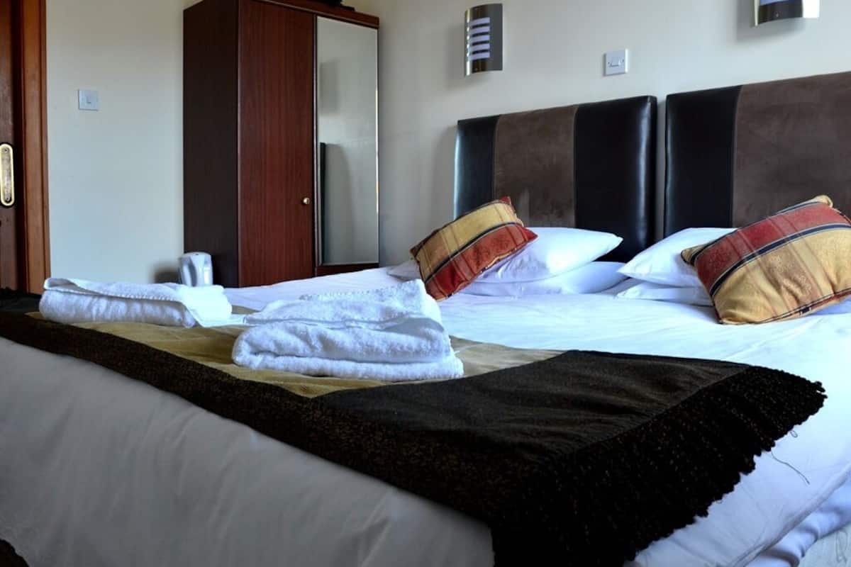 double room, ensuite (strictly no pets)