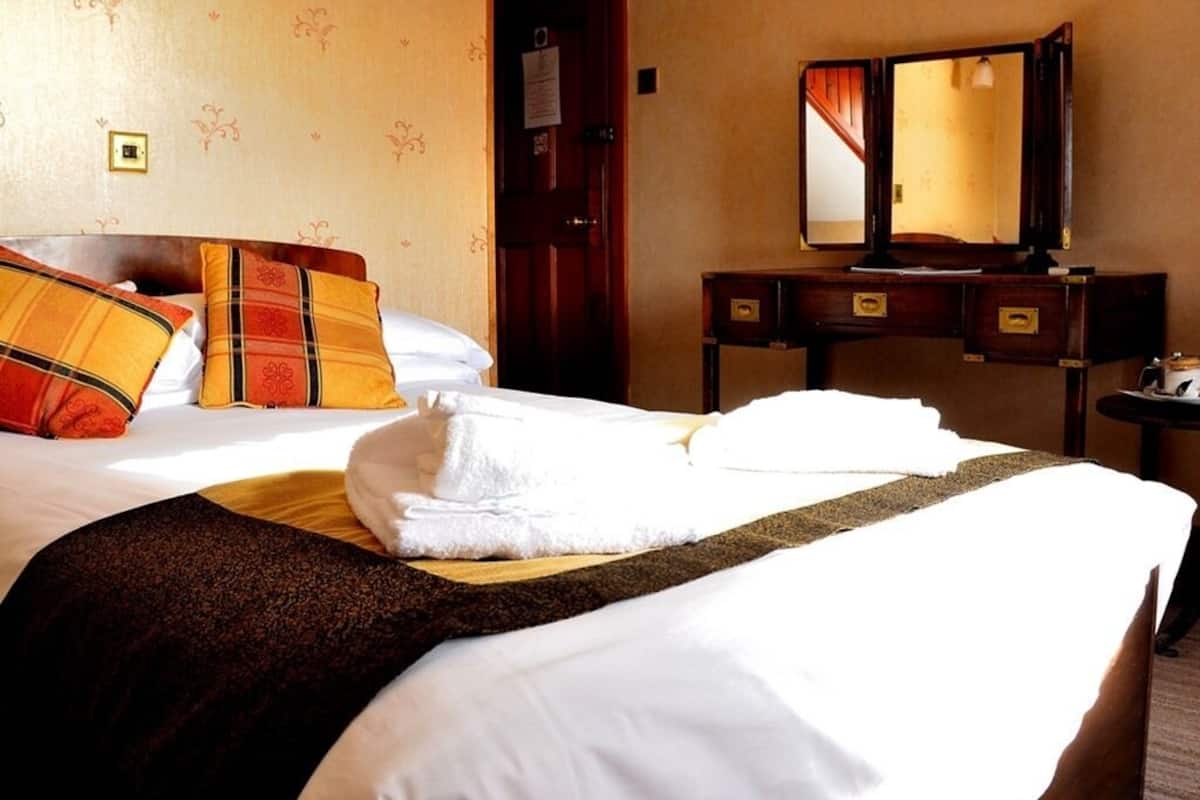 suite, ensuite (strictly no pets)