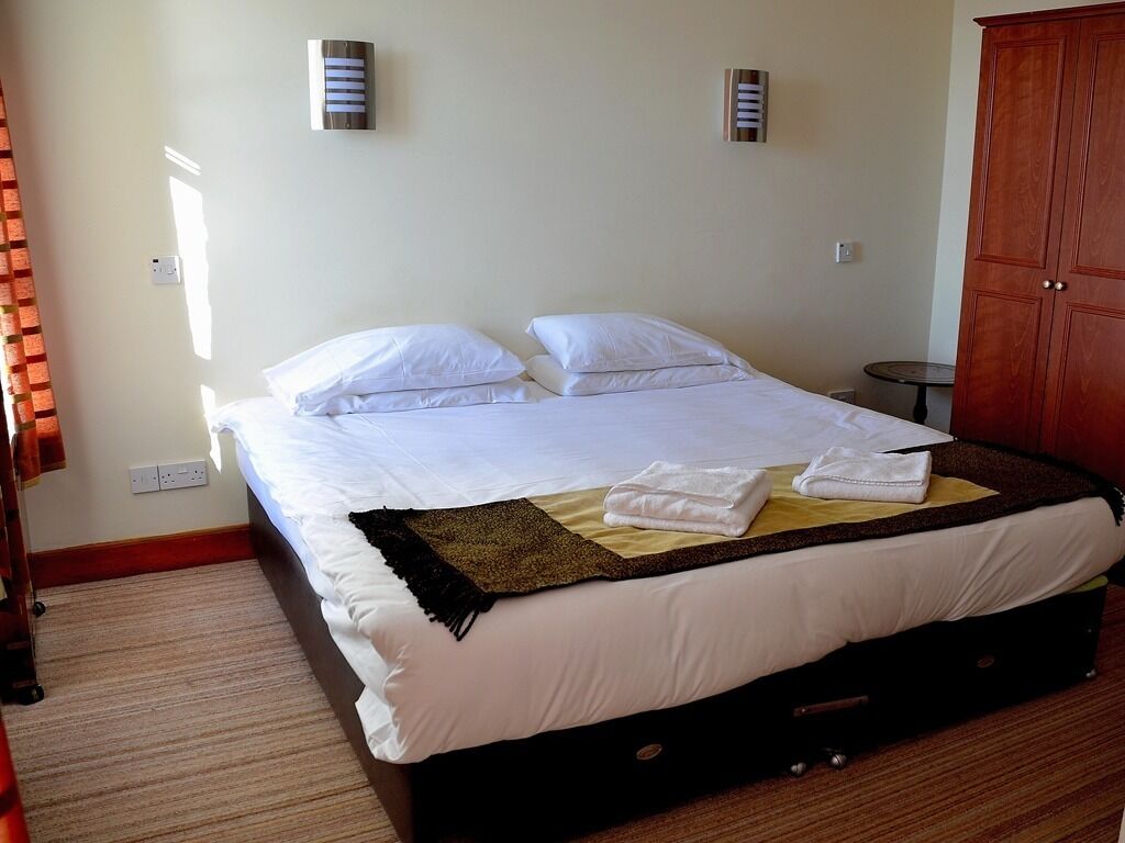 double room, ensuite, sea view (strictly no pets)