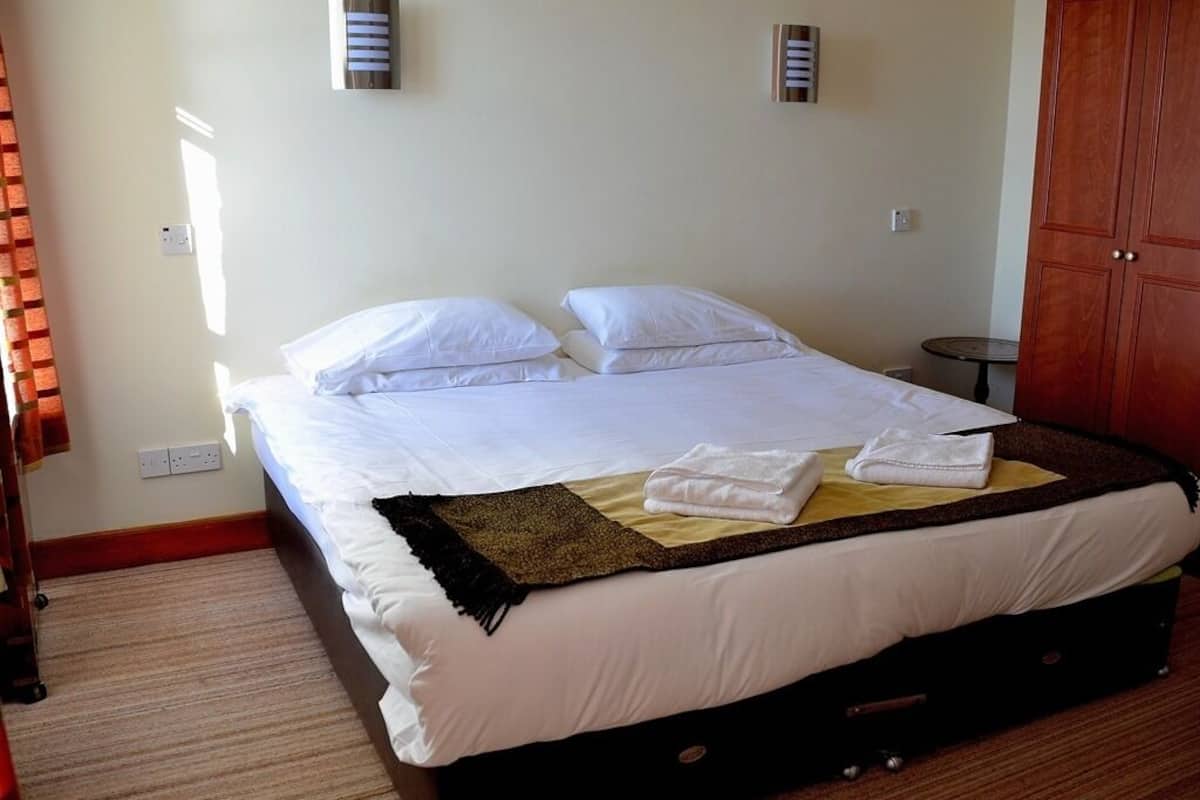 double room, ensuite, sea view (strictly no pets)