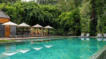 Piscine extérieure, chaises longues
