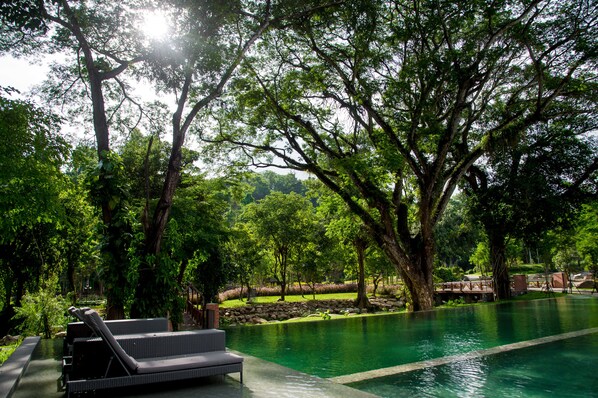 Outdoor pool, sun loungers - Flora Creek Resort & Garden Chiang Mai (Chiang Mai)