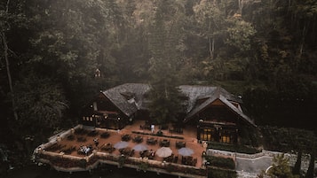 2 restaurants, breakfast, lunch, dinner served; international cuisine