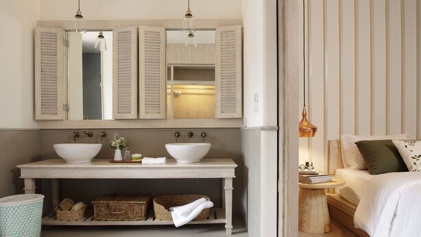 A modern bathroom with a double sink vanity, two pendant lights, and a large mirror above the vanity. - Flora Creek Resort & Garden Chiang Mai (Chiang Mai)