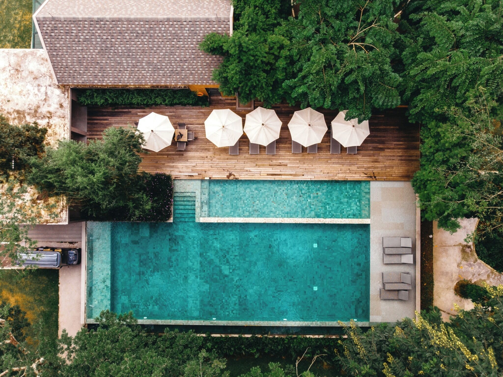 Piscine extérieure, chaises longues