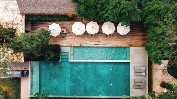 Piscine extérieure, chaises longues