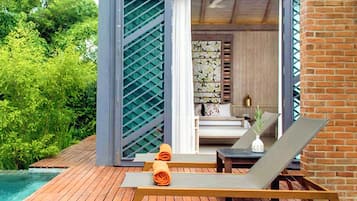 Pool Villa Suite | Pengeskab på værelset, skrivebord, mørklægningsgardiner, lydisolering