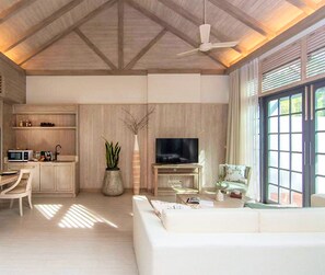 Pool Villa Suite | Safe på rommet, skrivebord, blendingsgardiner og lydisolert