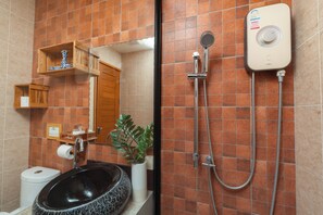 Standard Double Room | Bilik Mandi | Pancuran mandi, kelengkapan dandanan diri percuma, pengering rambut 