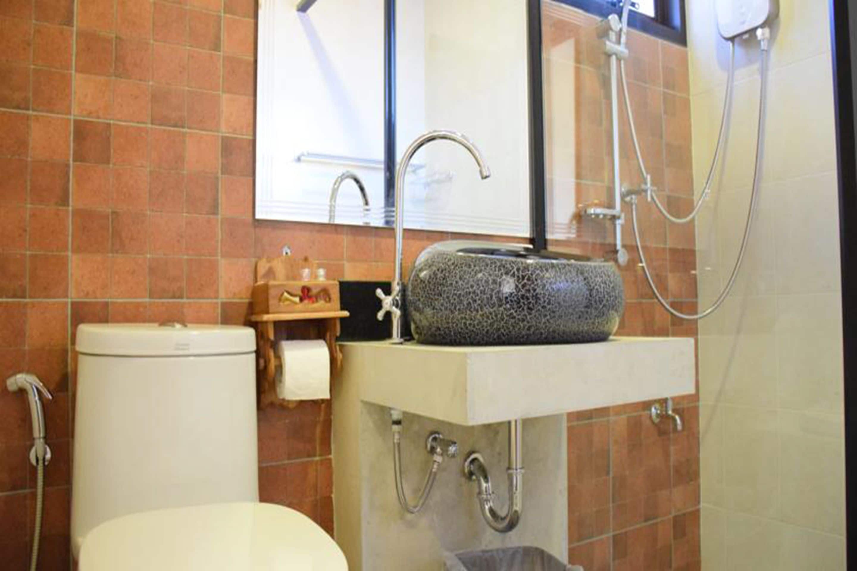 deluxe double room | bathroom | shower, free toiletries, hair dryer, slippers