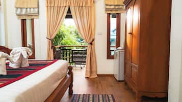 Phòng đôi Deluxe | Bàn, bàn ủi/dụng cụ ủi quần áo, giường gấp/giường phụ (phụ phí)