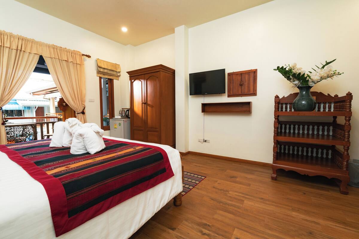 Deluxe Double Room | Desk, iron/ironing board (on request), rollaway beds, free WiFi