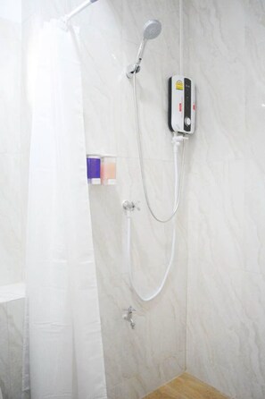 8 bed Mixed Dormitory | Bathroom shower - Rimnim Hostel (Chiang Mai)