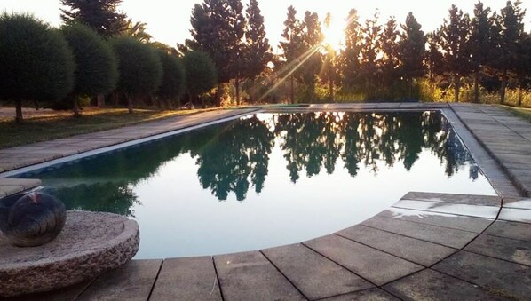 Ulkouima-allas, aurinkotuoleja