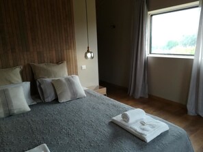 Camera Premium | Una scrivania, tende oscuranti, insonorizzazione