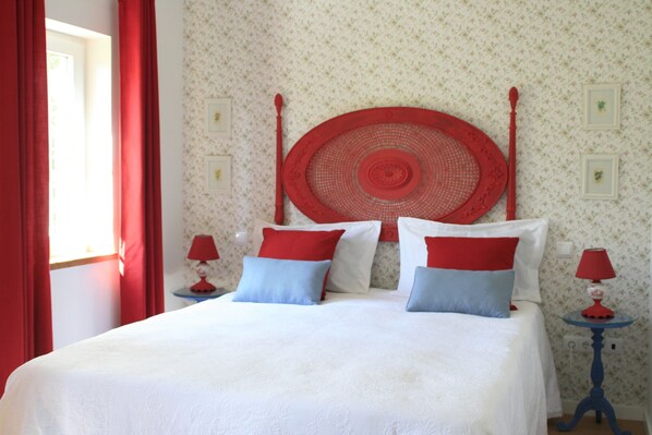 Camera Premium | Una scrivania, tende oscuranti, insonorizzazione