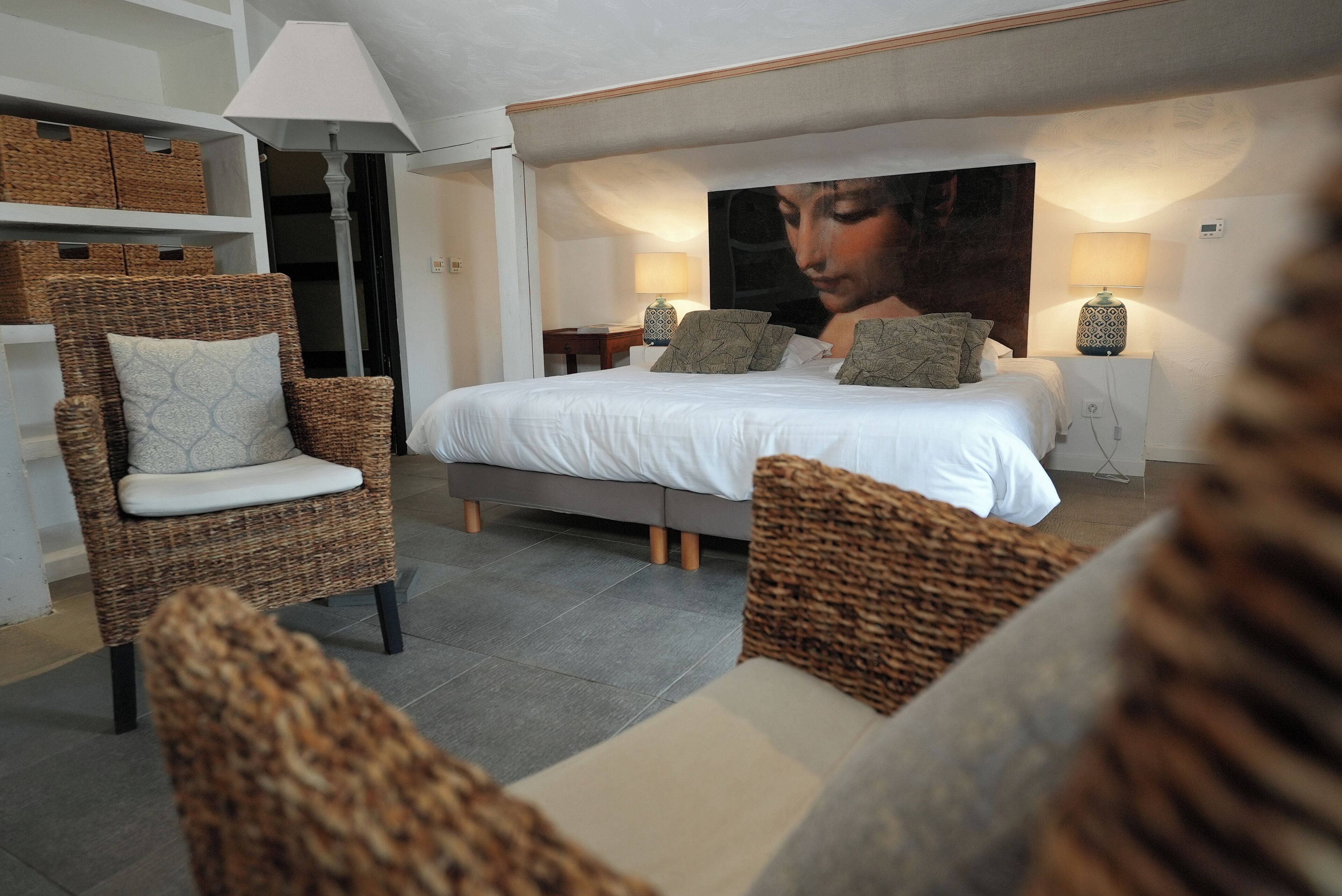 Junior suite | Luxe beddengoed, een kluis op de kamer, een bureau, geluiddichte muren