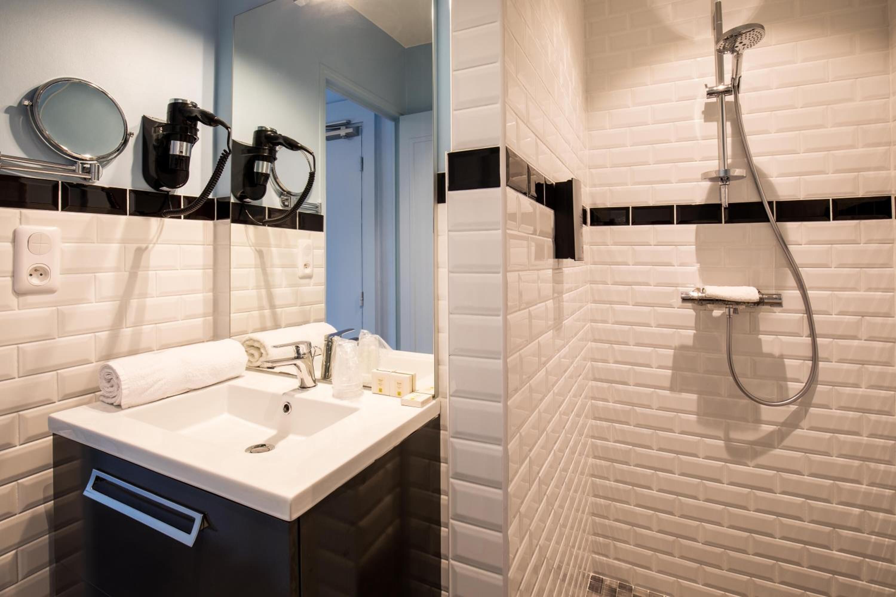 free toiletries, hair dryer