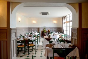 Se sirven almuerzos, cenas y cocina regional 