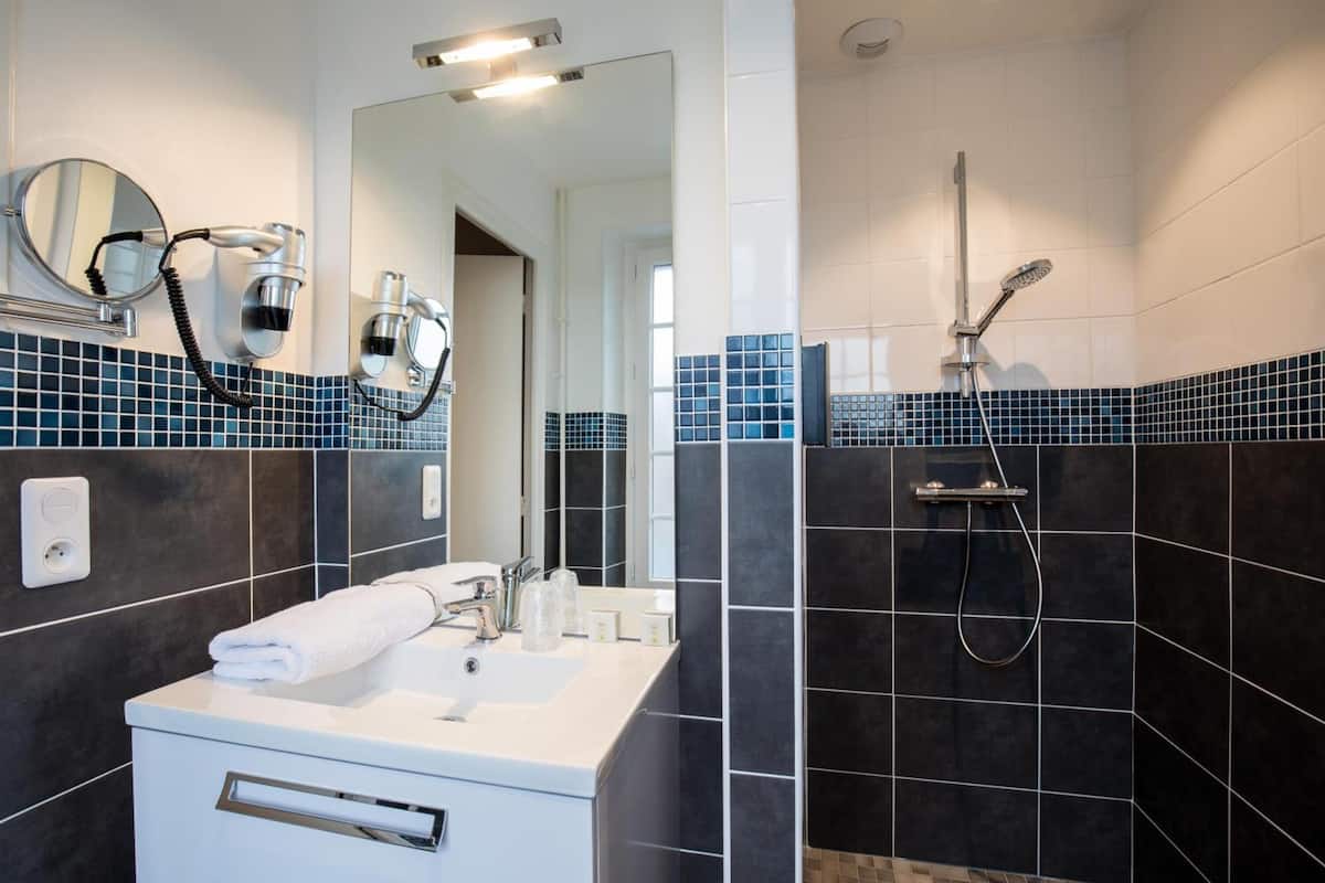 free toiletries, hair dryer