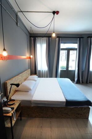 客房内保险箱、办公桌、隔音、熨斗/熨板