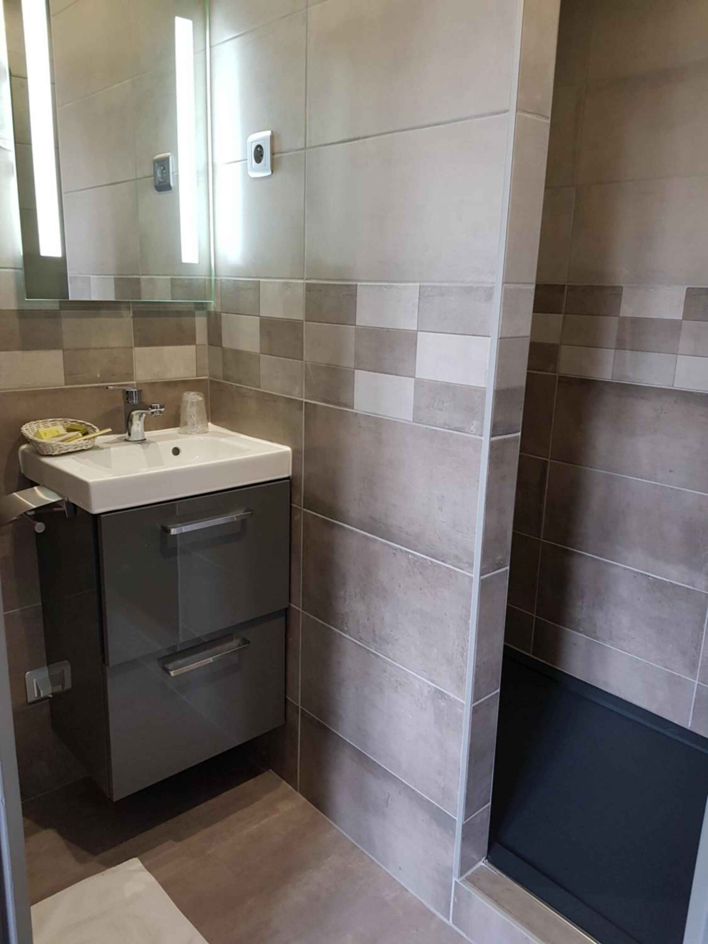 free toiletries, hair dryer