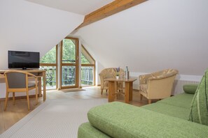 Phòng Suite, ban công, khu vực vườn | Khu phòng khách | TV màn hình phẳng 