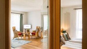 Suite, balkong, hageområde | Oppholdsområde | Flatskjerm-TV