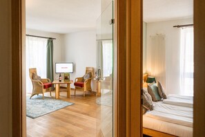 Suite, balcon, côté jardin | Coin séjour