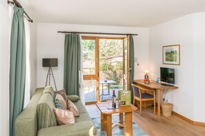 Phòng đôi tiện nghi đơn giản, ban công, khu vực vườn | Khu phòng khách | TV màn hình phẳng 