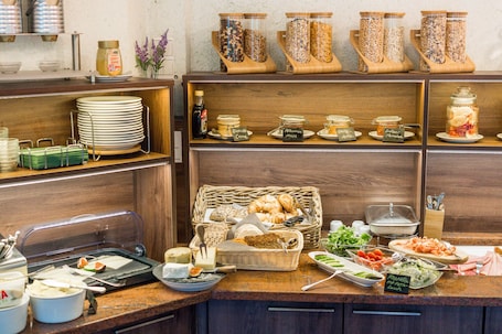 Se ofrece un desayuno bufé todos los días (15 EUR por persona). Ökotel Hamburg