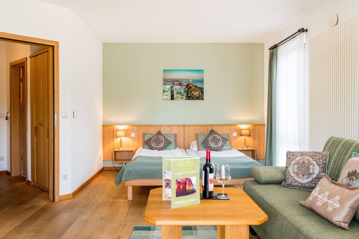 Comfort-Doppelzimmer, Balkon, zum Garten hin | Schreibtisch, Babybetten, kostenloses WLAN, Bettwäsche