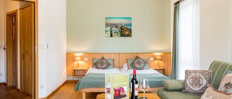 Bureau, lits bébé (en supplément), Wi-Fi gratuit, draps fournis