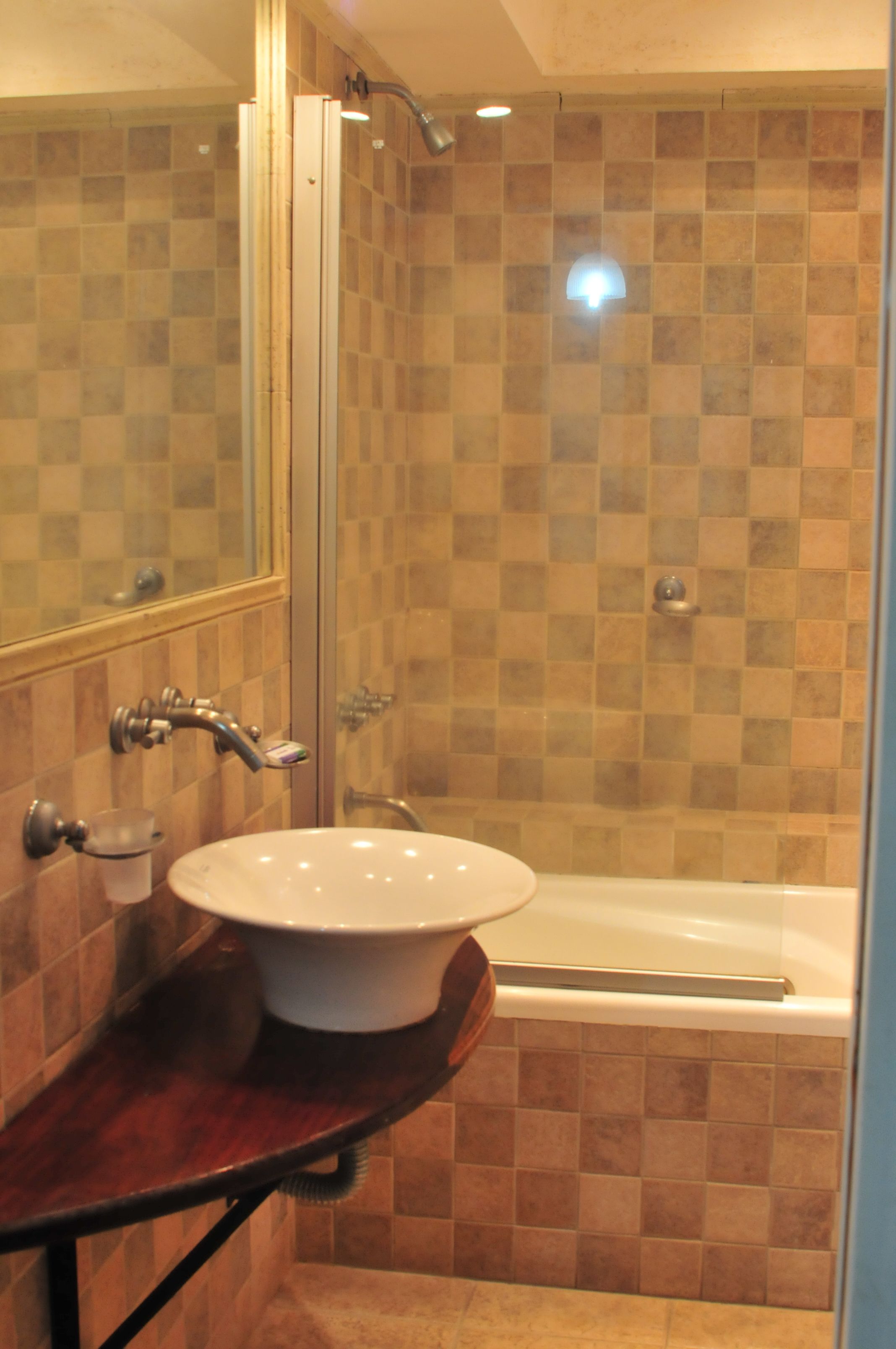 Chambre Double | Salle de bain | Douche, articles de toilette gratuits, bidet, serviettes fournies