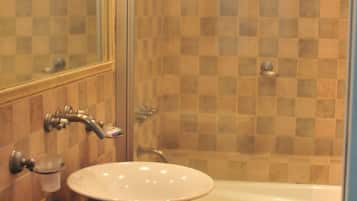 Chambre Double | Salle de bain | Douche, articles de toilette gratuits, bidet, serviettes fournies