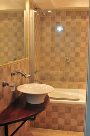 Habitación doble | Baño | Ducha, artículos de higiene personal gratuitos, bidé y toallas