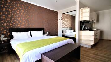 1 kamar tidur, seprai antialergi, minibar, dan brankas