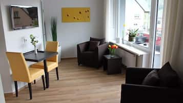 Apartemen, 1 kamar tidur, balkon | Area keluarga | TV layar datar