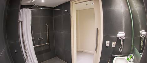 Un baño moderno con cabina de ducha, inodoro y lavabo.