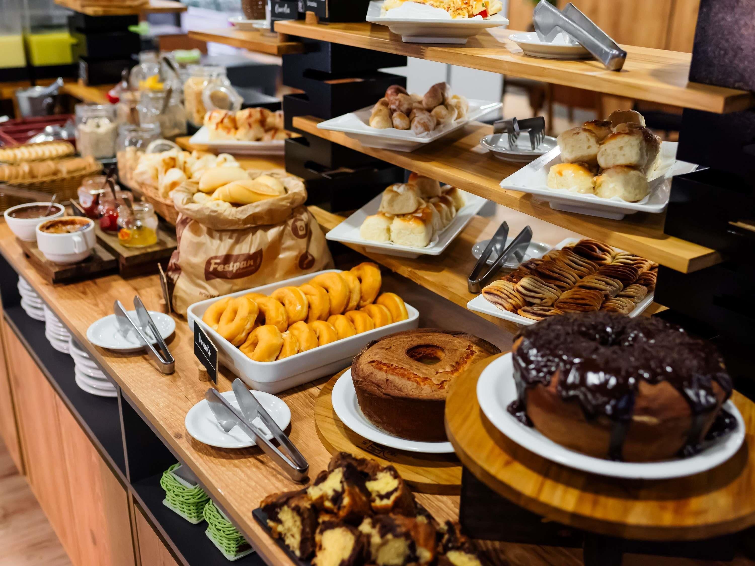 En buffet med forskellige bagværk og desserter.