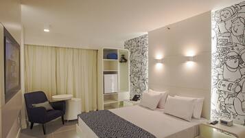 DBC – 1 DB Bed Std | Frigobar, cofres nos quartos, individualmente decorados, escrivaninha