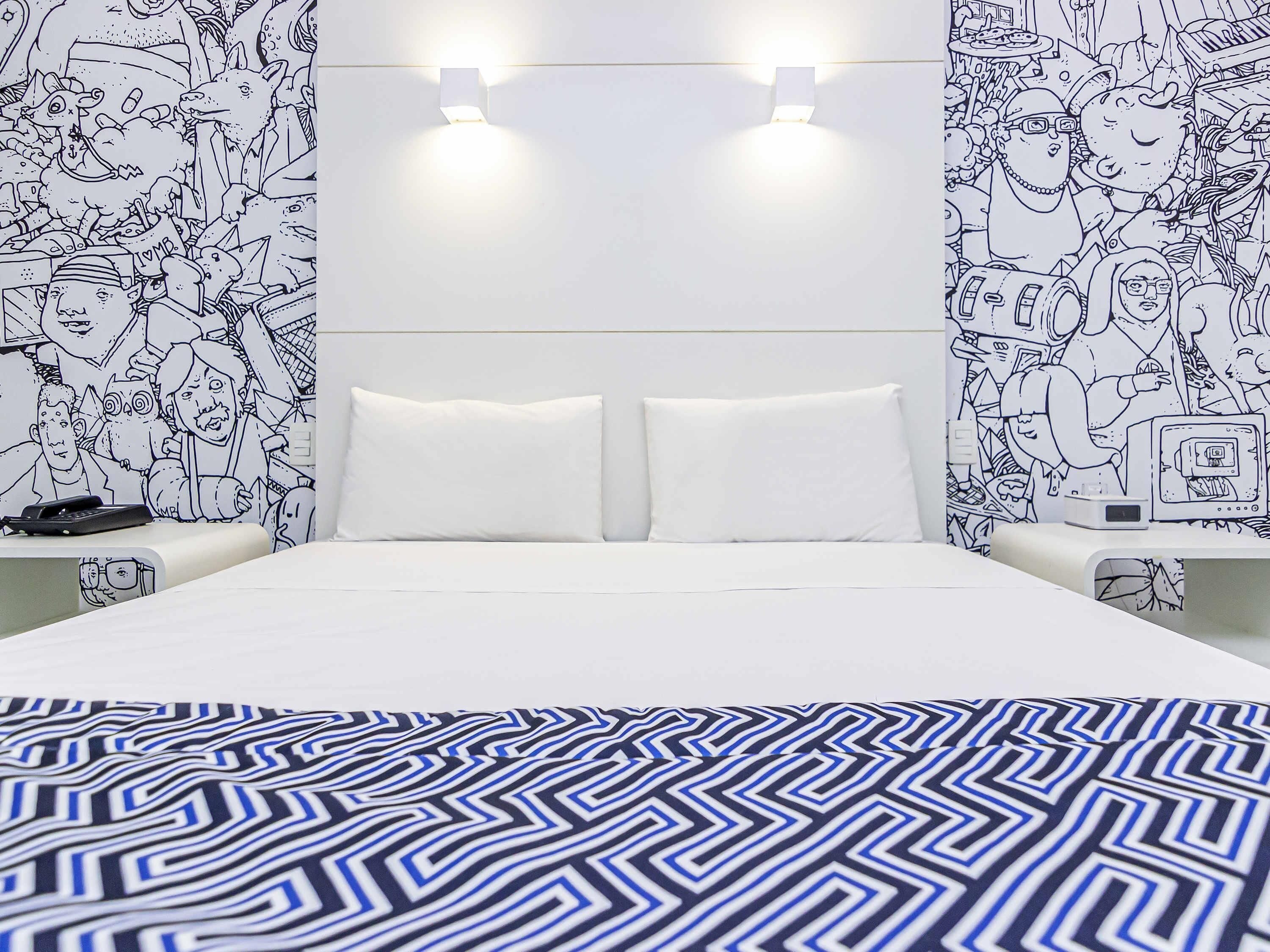 ميني بار وخزنة داخل الغرفة وبديكورات فريدة لكل غرفة ومكتب