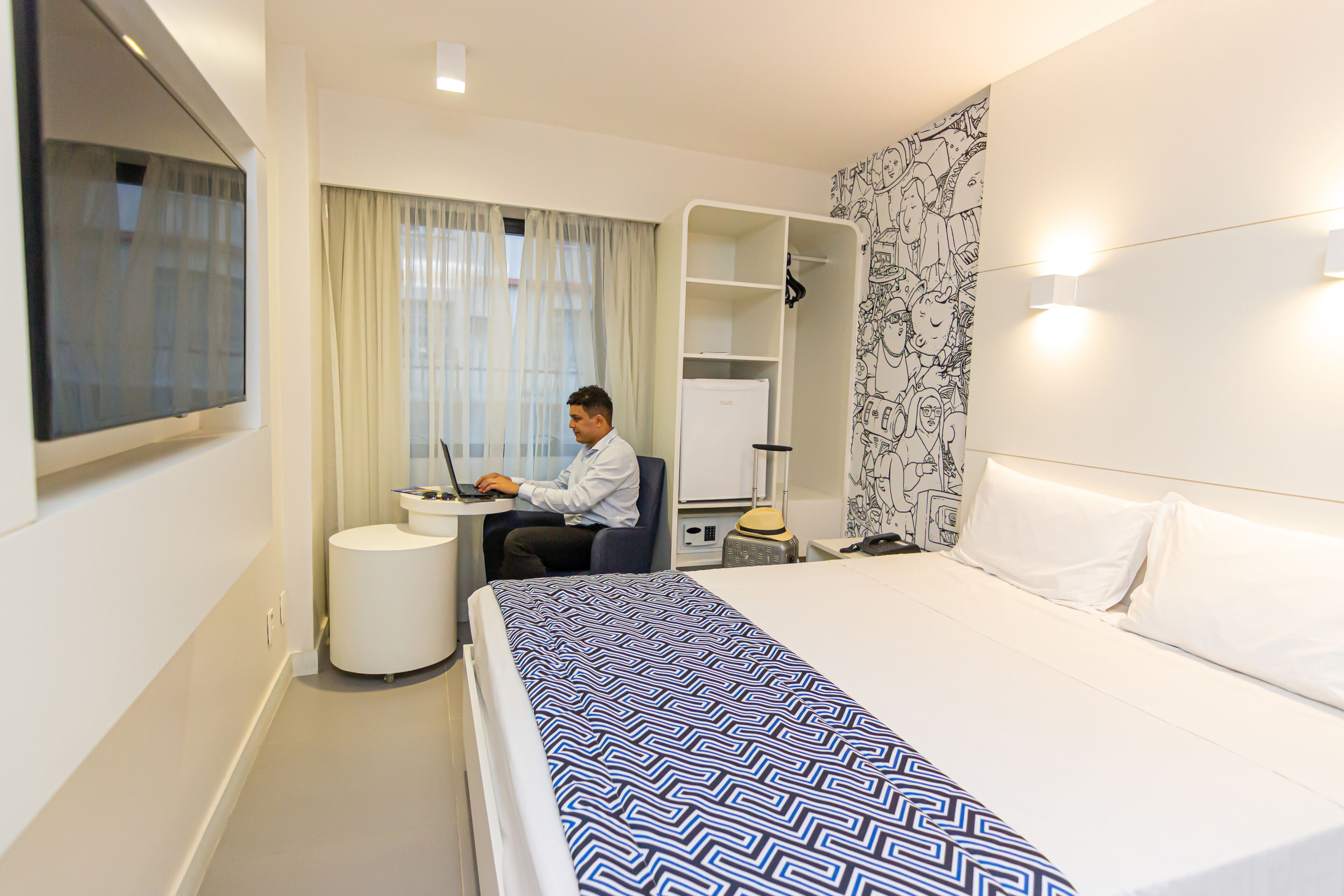 dbc – 1 db bed std | minibar, in-room safe, individually decorated, desk